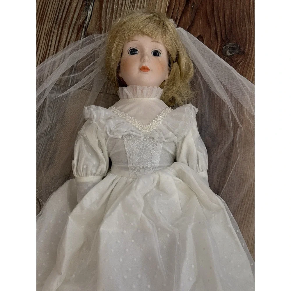The Heritage Mint Collection Ltd. Porcelain 16